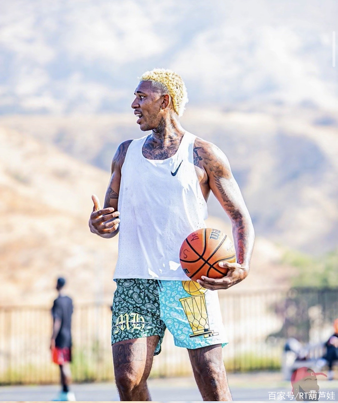 为球迷送上 为球迷送上